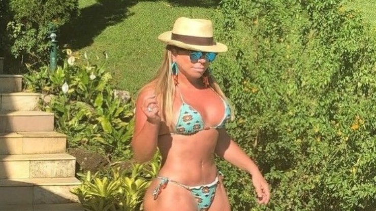 De biquíni, Christina Rocha exibe corpo escultural aos 68 anos