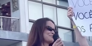 Juli﻿e﻿tt﻿e se emociona em ato e relembra caso de feminicídio