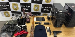 Jovens são suspeitos por colar cartazes nazistas em Porto Alegre