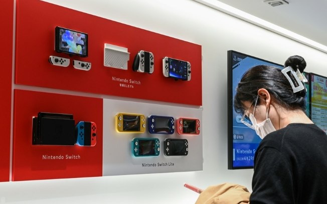 Consoles Switch em uma loja da Nintendo em Tóquio, em 6 de novembro de 2023