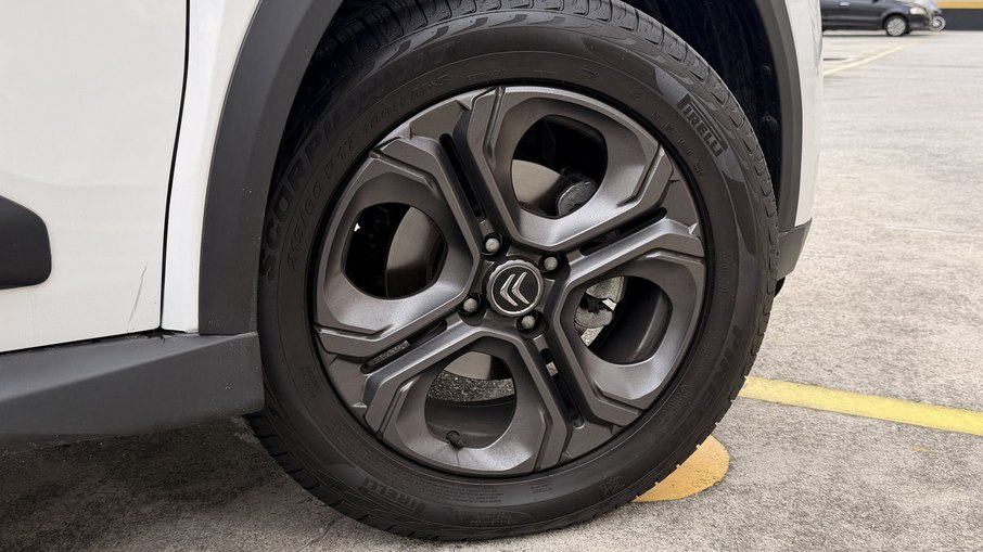 Rodas do Citroën Aircross XTR reforçam a proposta visual mais aventureira da configuração avaliada.