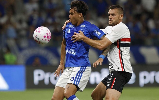 Calleri em ação contra o Cruzeiro Calleri em ação contra o Cruzeiro