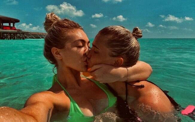 Boxeadora publicou foto beijando namorada