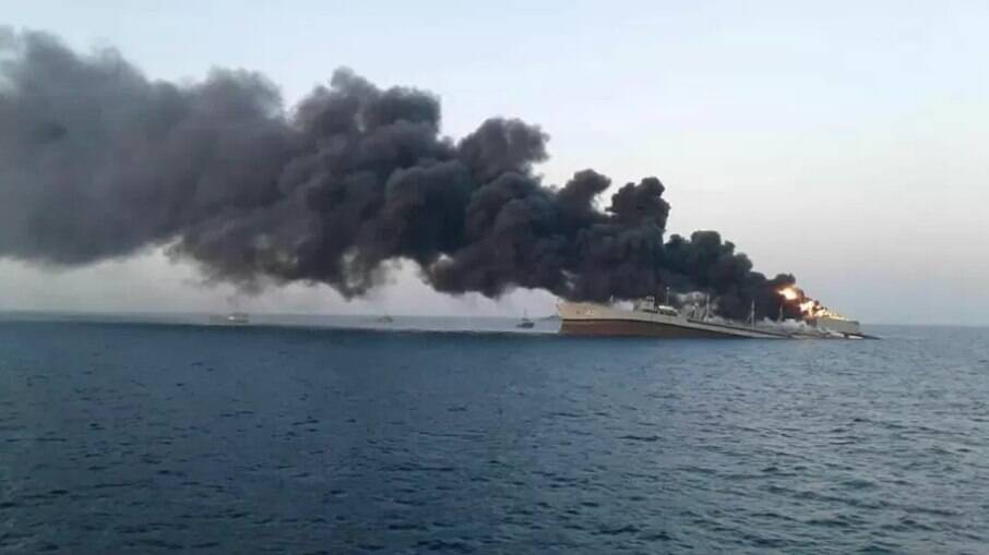 Maior navio da marinha do Irã pega fogo no porto de Jask no Golfo, Irã, 2 de junho de 2021