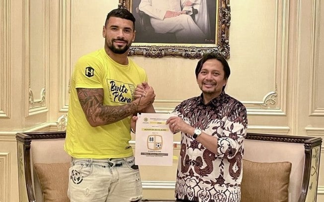 Zagueiro Renan Alves renova com o Barito Putera, da Indonésia, até 2024: 'Estou feliz'