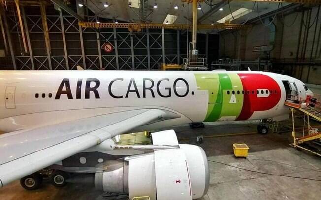 Airbus A330 da TAP  flagrado com novo adesivo para operaes cargueiras