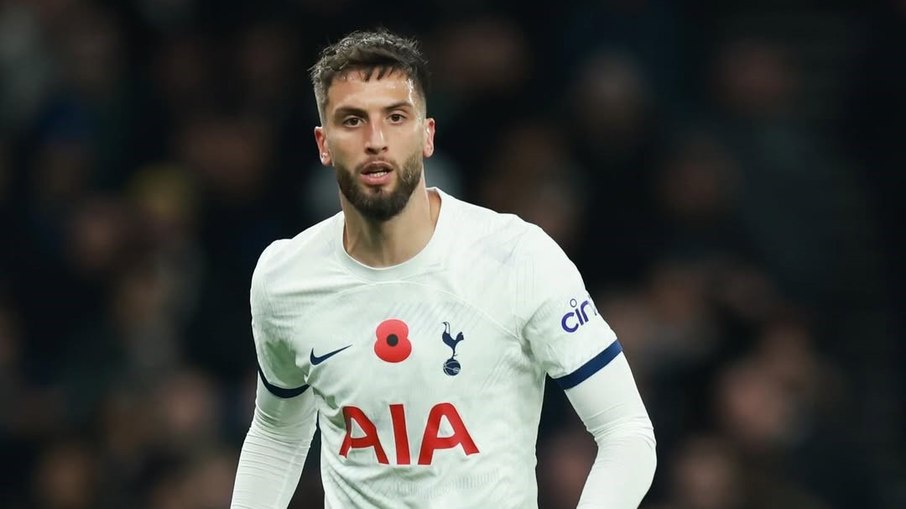 Jogador do Tottenham cai de forma preocupante no gramado e choca torcedores