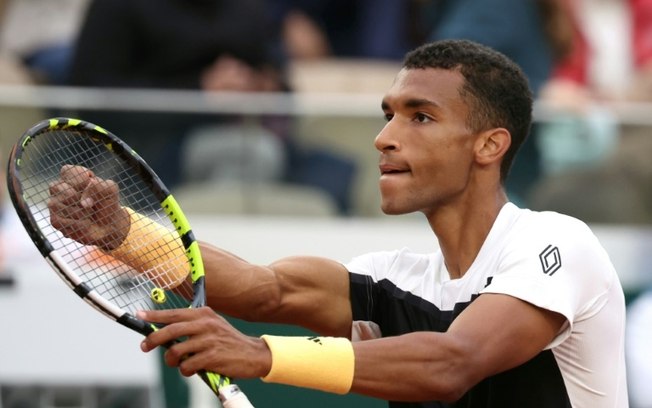 O canadense Felix Auger-Aliassime comemora após vencer sua partida contra o americano Ben Shelton na quadra Suzanne-Lenglen, no sétimo dia do  torneio de Roland Garros, em Paris, em 1º de junho de 2024.