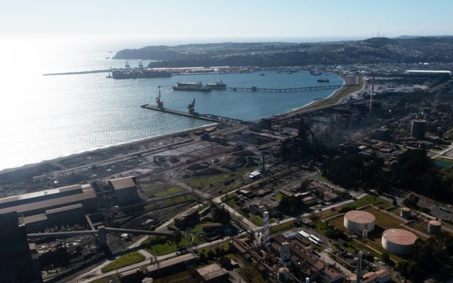 Vista aérea da Siderúrgica Huachipato, em Talcahuano, Chile, em 11 de setembro de 2024