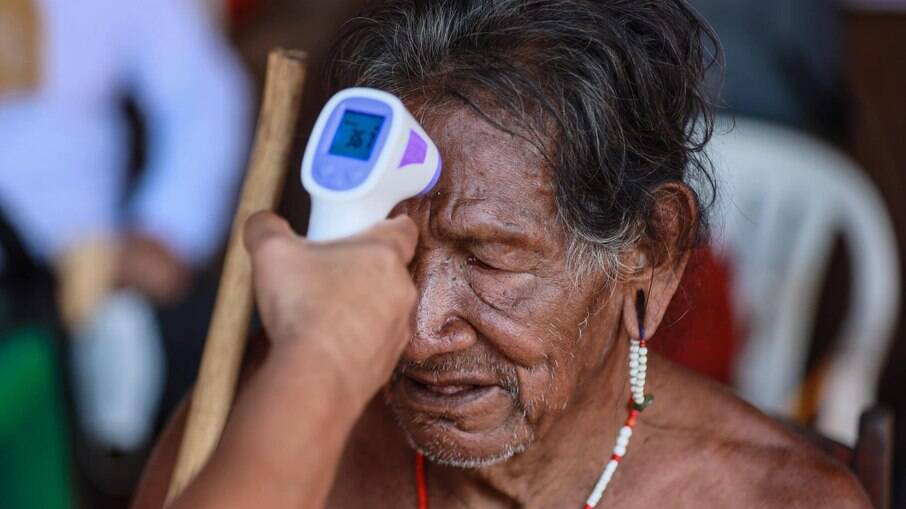 Indígena da aldeia Kenopyre, no território indígena Kayapó (PA), participa de ação preventiva contra covid-19