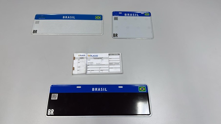 Os agentes encontraram equipamentos, materiais e insumos usados para a fabricação das placas Os agentes encontraram equipamentos, materiais e insumos usados para a fabricação das placas