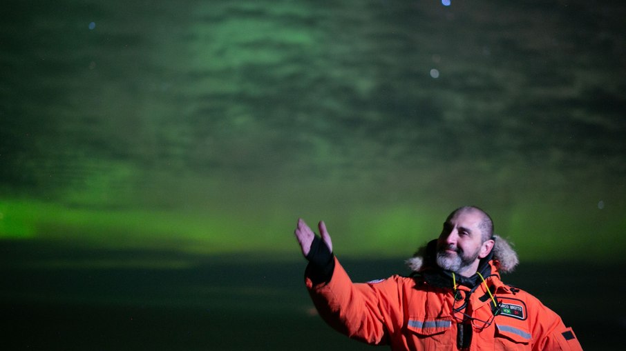 Marco Brotto em frente à aurora boreal