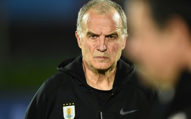 O técnico do Uruguai, Marcelo Bielsa, durante a partida das Eliminatórias Sul-Americanas para a Copa do Mundo de 2026 entre Uruguai e Equador, no estádio Centenário, em Montevidéu, em 15 de outubro de 2024.