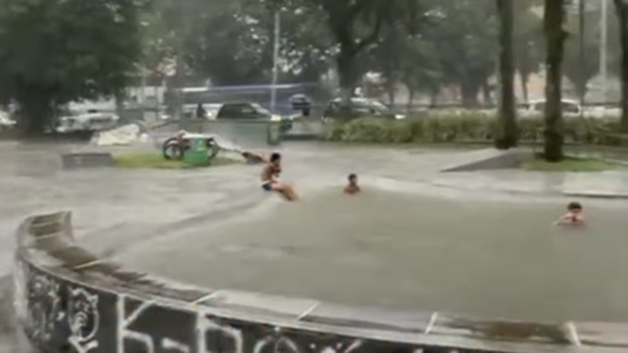 Crianças e adolescentes usaram local como piscina Crianças e adolescentes usaram local como piscina