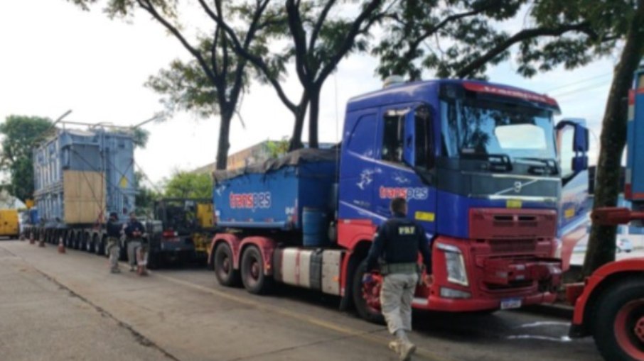 Carga de mais de 300 toneladas retoma deslocamento na Via Dutra Carga de mais de 300 toneladas retoma deslocamento na Via Dutra