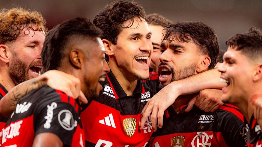 Pedro comemora com companheiros de Fla gol da vitória contra o Estudiantes