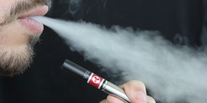 Mãe diz que cigarro eletrônico matou seu filho e mostra raio-X do pulmão