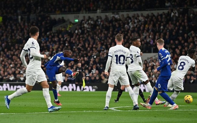 Chelsea pressionou o Tottenham e conseguiu a vitória, de virada, no clássico londrino