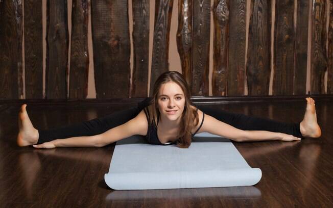 Esta postura exige flexibilidade, mas traz diversos benefícios 