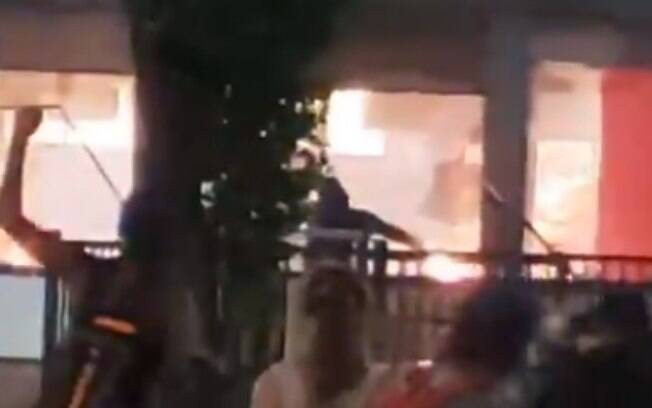 Manifestantes dos EUA colocam fogo em restaurante após a morte de mais um jovem negro por policiais