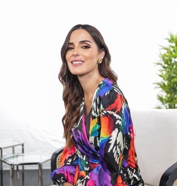 Colunista do iG, Marta Leite Castro tem quase 25 anos de carreira em televisão, dos quais mais de uma década dedicada à produção de conteúdos audiovisuais empresariais e à moderação de debates e eventos corporativos.     Licenciada em Comunicação Empresarial e formada em Jornalismo Multimédia, foi autora e apresentadora de programas como Network Negócios(RTP Internacional), Marcas com História (CNN) e atualmente conduz PM+ (SAPO) e Radar N360.    Fundadora da plataforma digital de negócios N360, dedicada a contar histórias de empresas, marcas e de pessoas, é também autora de formatos próprios como as Talks N360 e as sessões de Networking.   Na CNN Portugal apresenta Pitch, magazine semanal sobre marcas mundiais.    Está no Top 10 das mulheres mais seguidas no LinkedIn em Portugal e é Embaixadora do World Creativity Day no país.