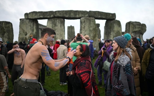 Britânicos celebram o solstício de inverno em Stonehenge, sul da Inglaterra