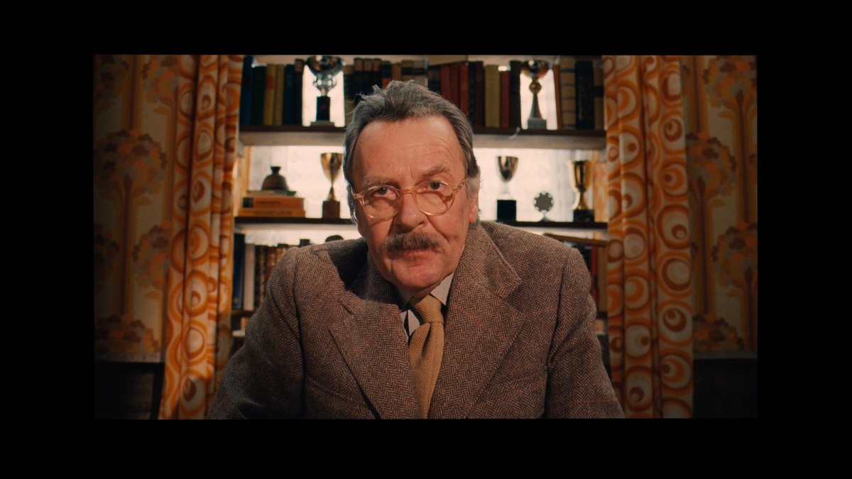 Tom Wilkinson em cena do filme O Grande Hotel Budapeste