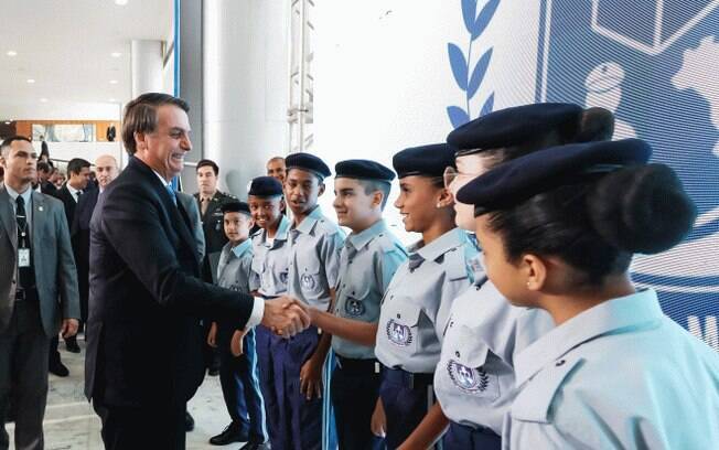 Bolsonaro cumprimenta alunos de escola militar