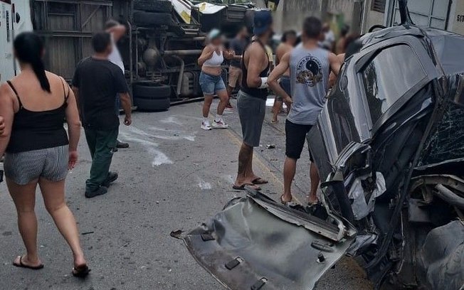Acidente com micro-ônibus mata mulher de 26 anos, em Itapevi Acidente com micro-ônibus mata mulher de 26 anos, em Itapevi