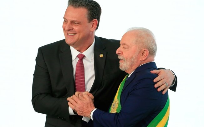 O ministro Carlos Fávaro ao lado do presidente Luiz Inácio Lula da Silva