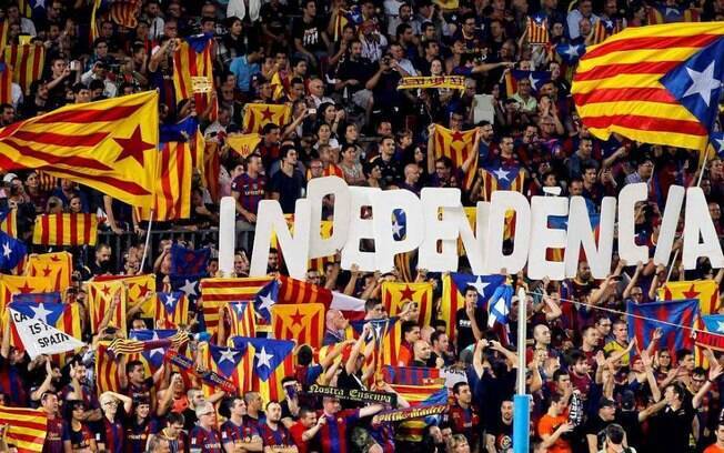 Em todas as partidas torcedores do Barcelona levam bandeiras da Catalunha para o Camp Nou