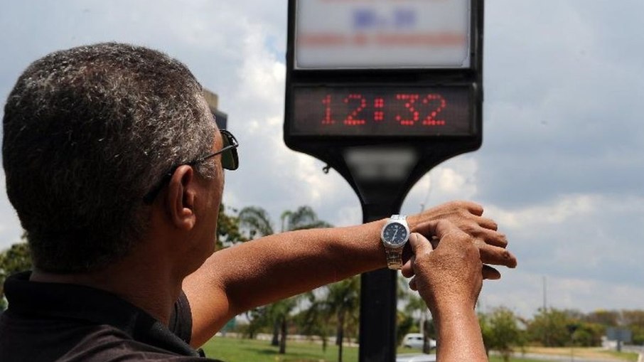 O horário de verão ainda garante melhor aproveitamento da energia solar, limpa e renovável