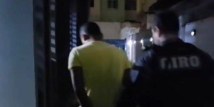 Adolescente é resgatada de cárcere após usar TV para pedir ajuda