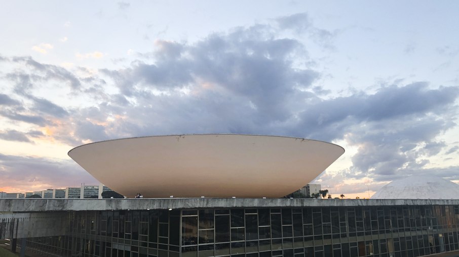 A cúpula virada para cima abriga o Plenário da Câmara dos Deputados (côncava).