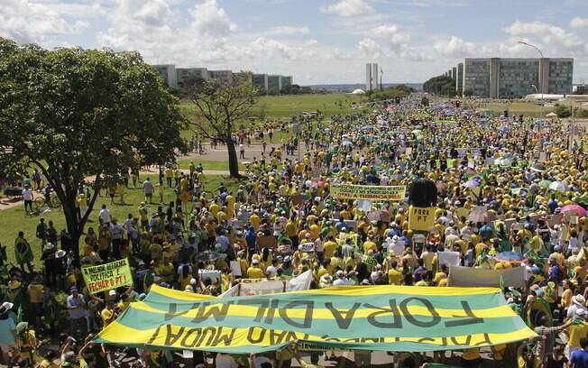 Brasília: roupas nas cores nacionais e o Hino do Brasil fizeram parte da manifestação. Foto: Alan Sampaio / iG Brasília