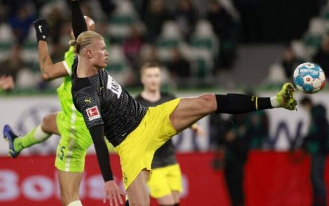 Haaland marca e Borussia Dortmund vence Wolfsburg de virada pela Bundesliga