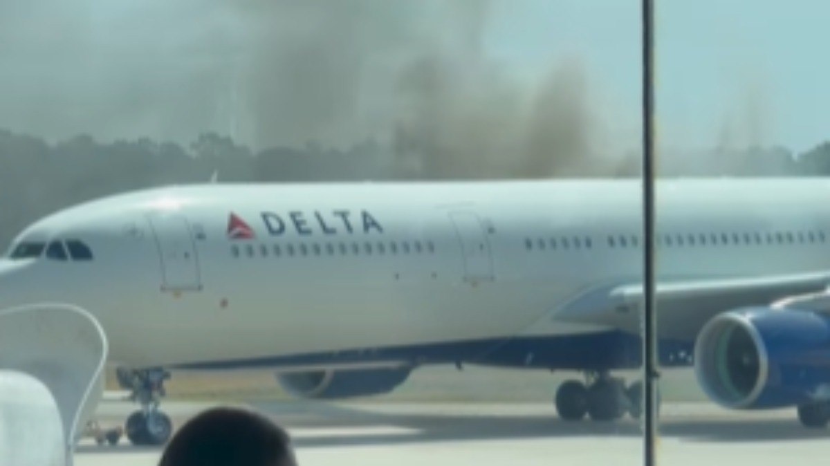 Avião pega fogo nos EUA Avião pega fogo nos EUA