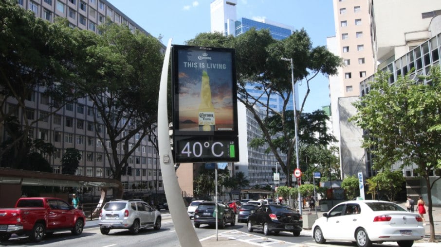 Termômetro marca 40 graus na Avenida 9 de Julho, região central de SP