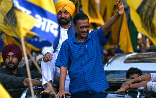 O ministro principal da capital indiana Nova Délhi e líder do partido Aam Aadmi, Arvind Kejriwal, durante um comício eleitoral em Nova Délhi em 11 de maio de 2024