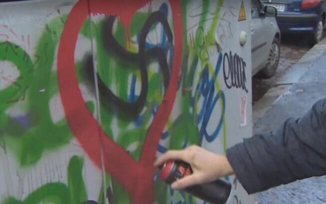 Alemã de 71 anos combate o neonazismo com uma lata de tinta spray