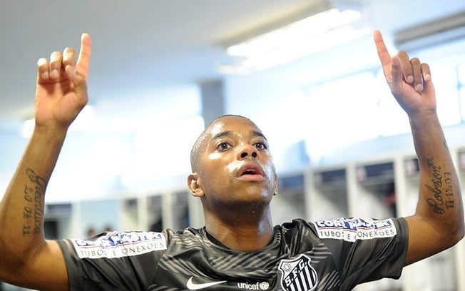 Robinho esteve no clube, que alega companhia dele ao filho