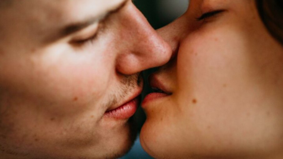 3 sinais de que seu beijo agradou (e muito) seu pretendente  