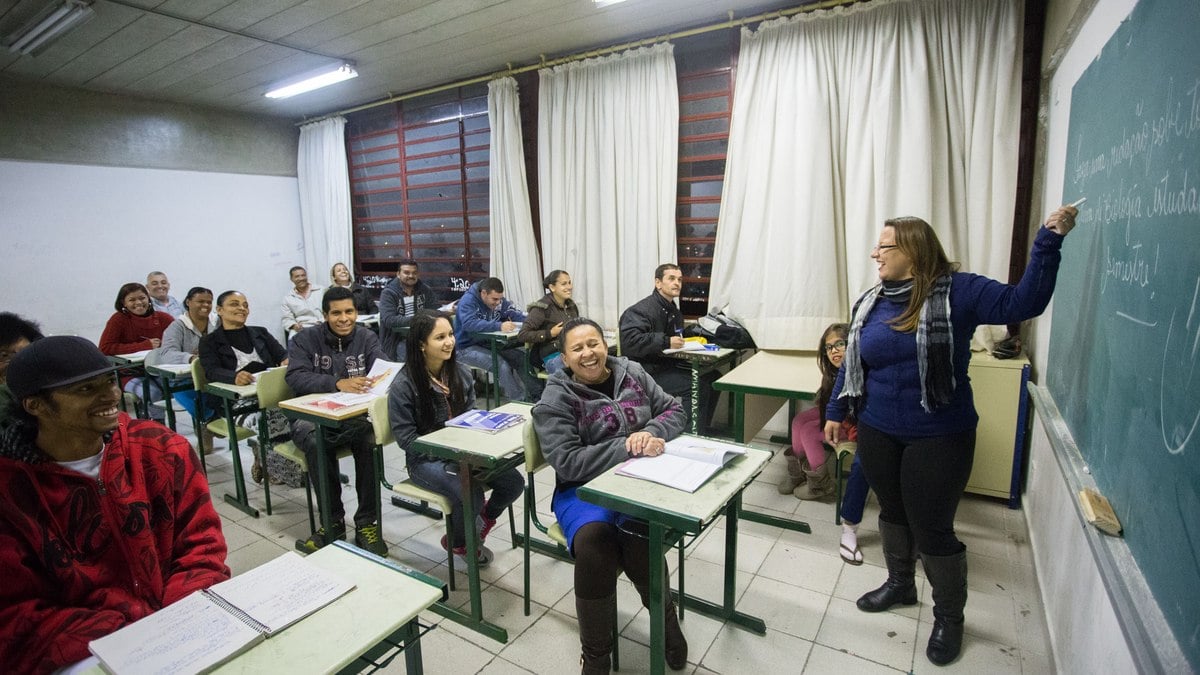 '[...] Quando a escola fica distante, ou do local de trabalho, ou da sua residência, complica um pouco o acesso à escola”, diz André Sapanos, professor da EJA.