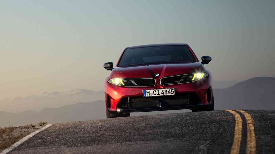 M350 xDrive acelera de 0 a 100 km/h em 4,1 segundos, segundo dados preliminares da BMW.