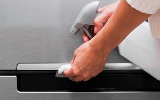 O jeito certo de limpar inox sem deixar manchas