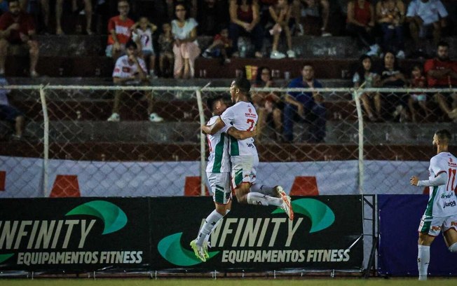 Gabriel Mancha comemora ao lado dos companheiros o gol que definiu o triunfo do Velo Clube