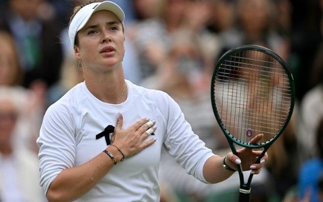 A tenista ucraniana Elina Svitolina comemora a classificação para as quartas de final do torneio de Wimbledon, com a vitória sobre a chinesa Wang Xinyu nesta segunda-feira