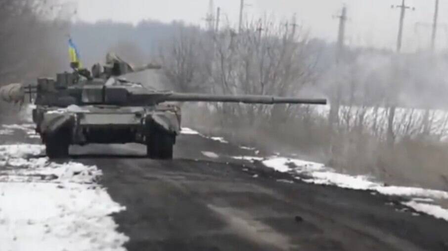 Ucranianos respondem a ataques russos com tanque que capturaram do Exército de Vladimir Putin