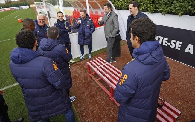 Dorival e comissão técnica da Seleção conversam com Edu Gaspar