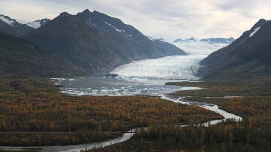 O clima de aquecimento contínuo do mundo é revelado também no derretimento de gelo contemporâneo nas geleiras, como esta nas montanhas Kenai, Alasca